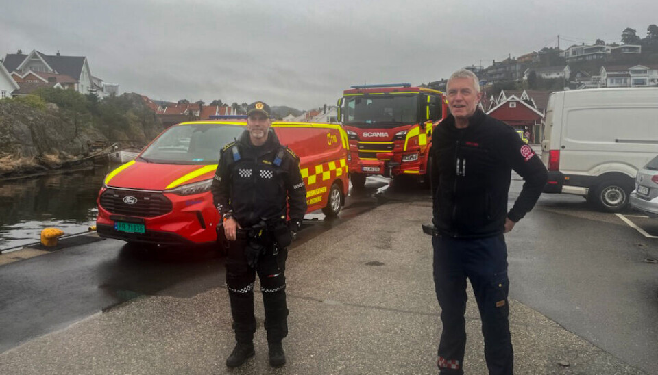 Politiets innsatsleder Jon Løken og Johnny Flæthe fra KBR på Høllebrygga torsdag formiddag.