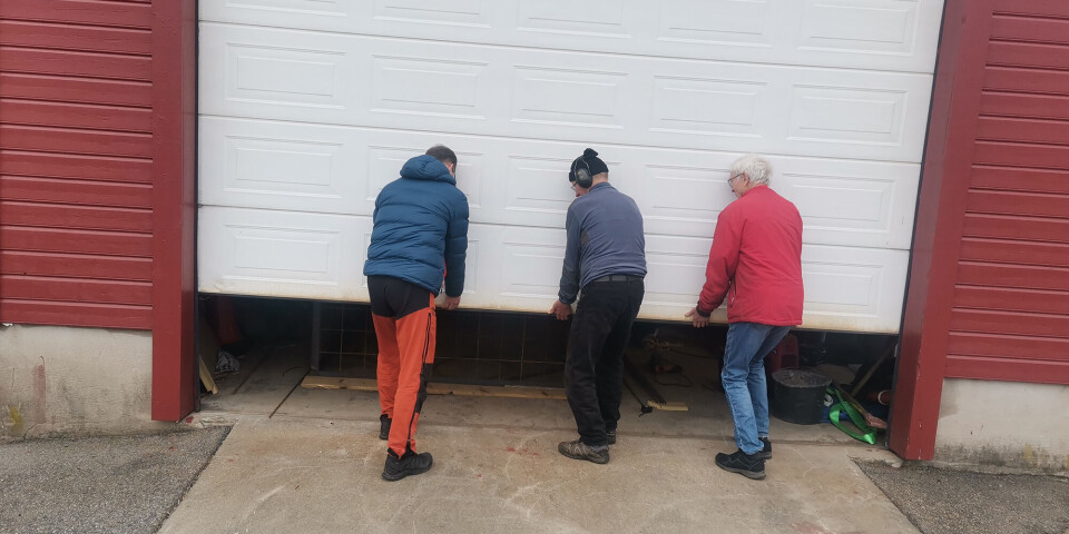 Kunstneren i midten flankert av to hemmelige hjelpere.