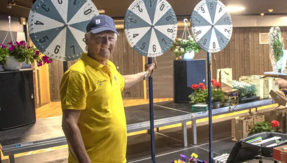 Bård Bårdsen i Lions Club Greipstad snurret ivrig på hjulene da gevinster ble trukket på Sygna kultursenter i 2024.