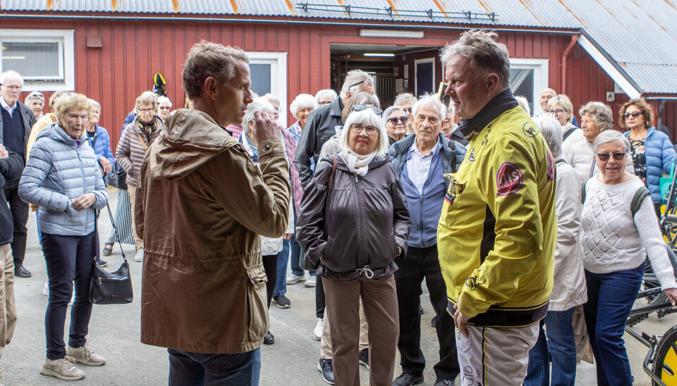 Søgne seniordans fikk et hyggelig møte med Øystein Tjomsland i stallen på Sørlandets travpark onsdag ettermiddag