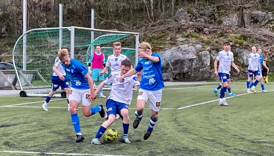 Håkon W. Fjeld og Kevin Johansen i kamp om ballen. Søgne ga seg ikke før det sto 7-0 i målprotokollen.