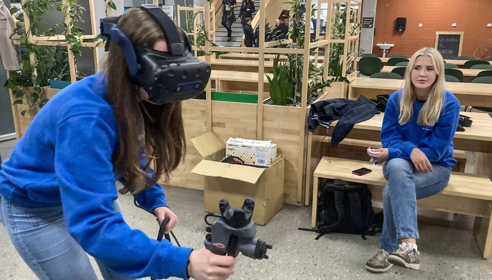 Cassandra Kristoffersen følger med når Maria Moi lakkerer en bil ved bruk av simulator da de representerte opplæringskontoret under Åpen dag ved Søgne videregående skole i oktober i fjor.