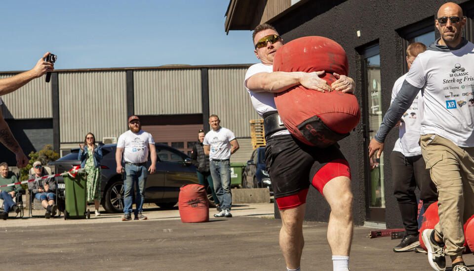 Christian Alvær hadde få problemer med sandsekken på 120 kg. Litt tøffere var det når vekta på sekken steg til 140 kg.
