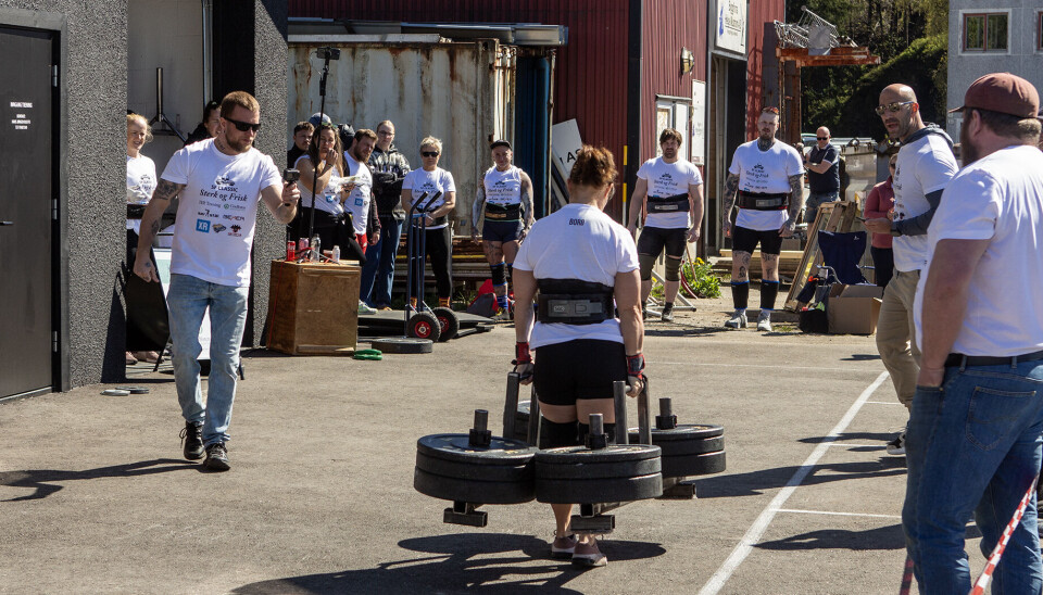 Her løfter Gina 90 kg. på hver arm over en distanse på 15 meter