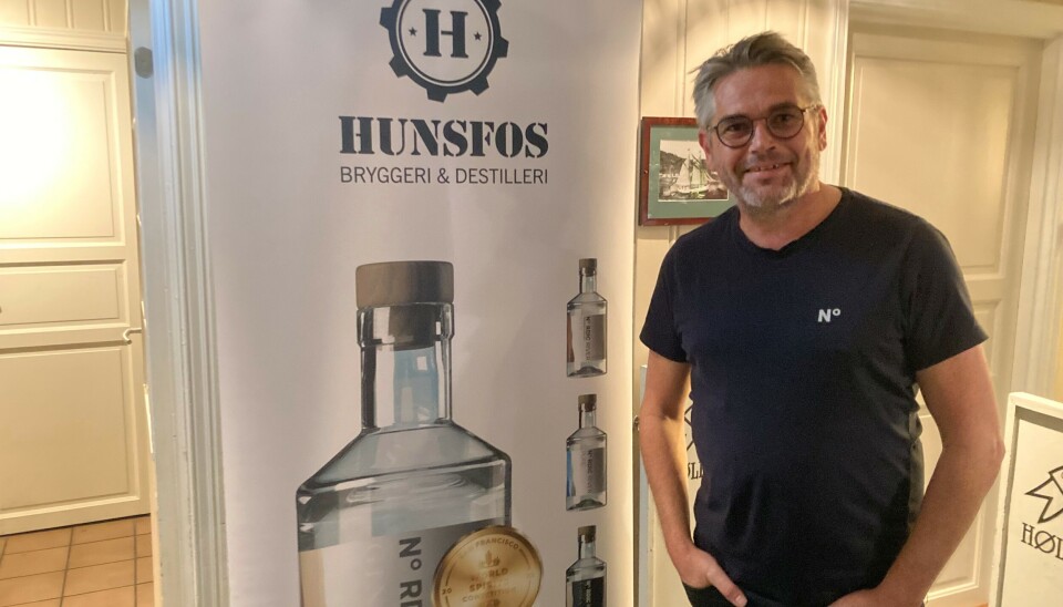 Gjøran Thomassen fra Hunsfos Bryggeri & Destilleri holdt Ginsmaking i Høllen fredag.