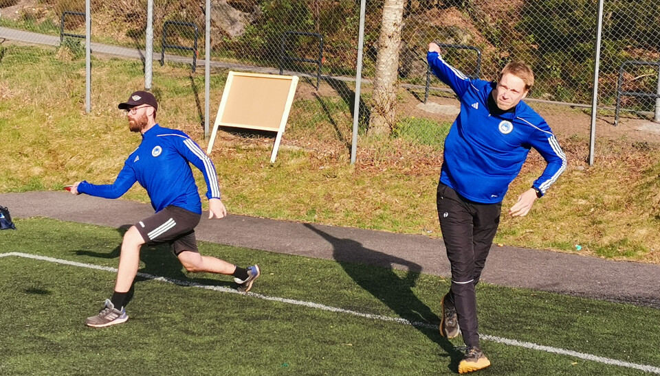 Vegard Bendiksen og Jørgen Systad demonstrerer forskjellige typer kastteknikker.