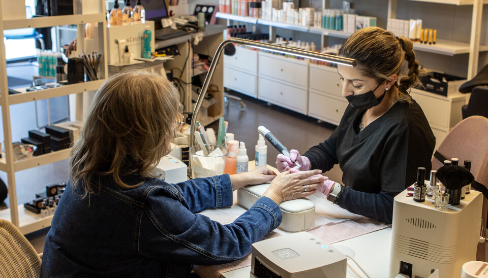 Pablina Repstad utfører neglbehandling