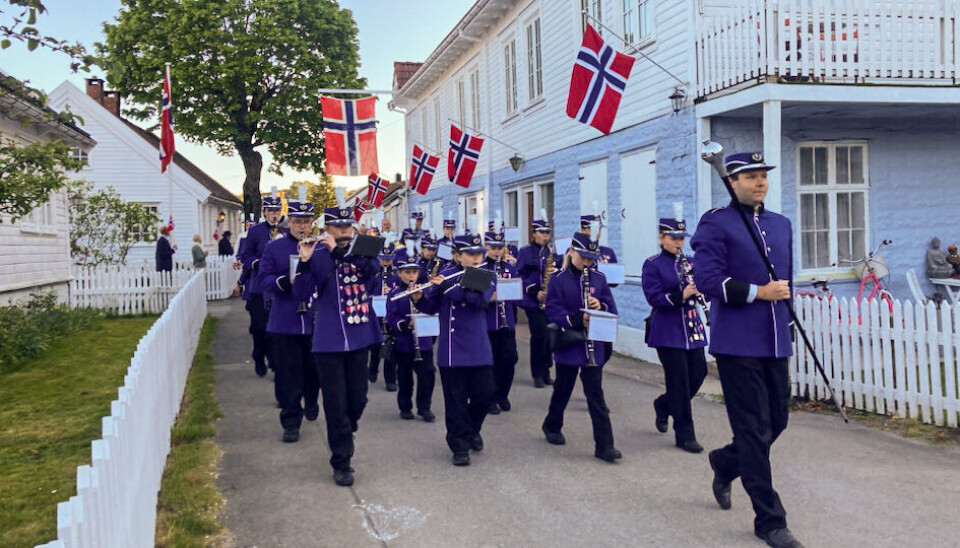 Søgne skolekorps gjennom Høllegada tidlig på dagen.