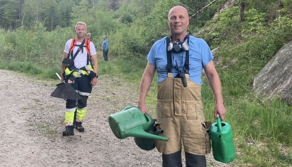 Frank Strand(t.h) og Roger Vassnes fra KBR Søgne brannstasjon fikk kontroll på situasjonen.