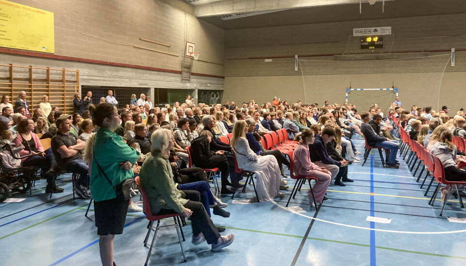 Foreldre og besteforeldre til elevene på begge trinn fylte de bakerste stolene i salen