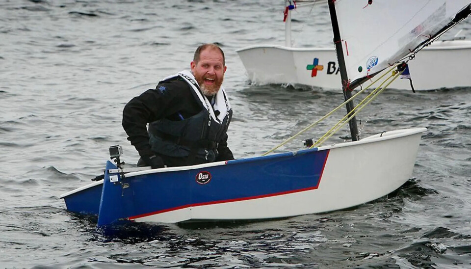 13. juni var det ti år siden TV-profil Truls Svendsen prøvde seg på seiling i Høllen under en TV-innspilling. Søndag kan også andre prøve seg.