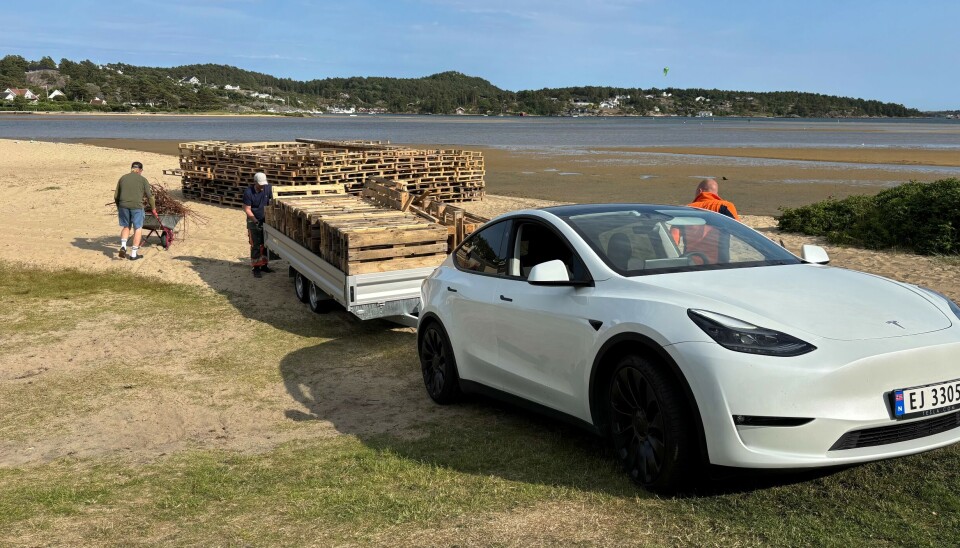 24 til 25 tilhengerlass med paller må til for å få på plass tidenes største sankthansbål i Høllen.