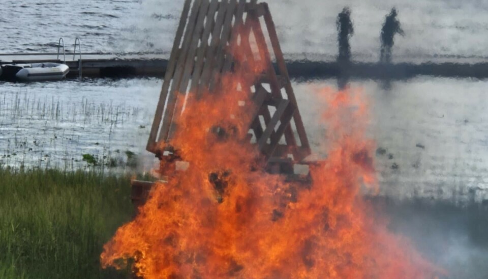 Godt med fyr i bålet ved Kilenparken i Finsland