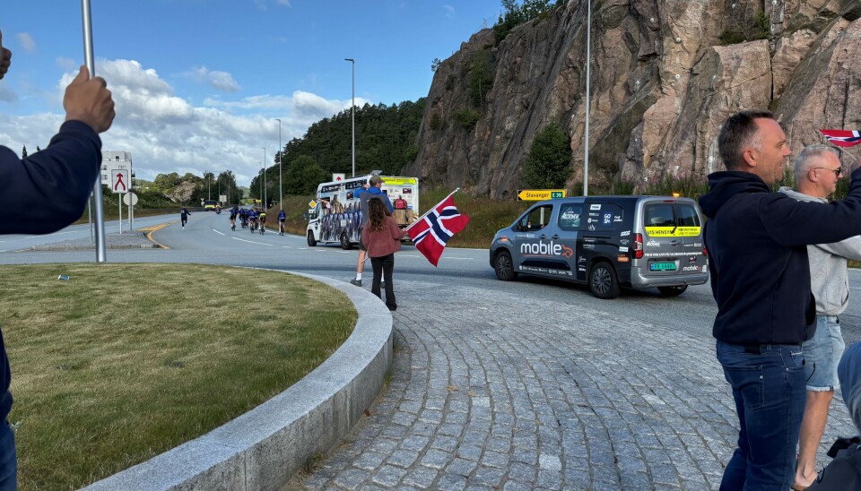 Sykkelaksjonen passerer Søgne. Bobilen i bildet er Olga som sender aksjonen direkte.