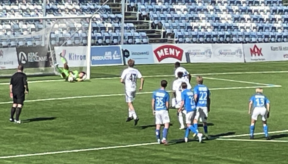 Jon Finsådal-Kristensen redder straffe.
