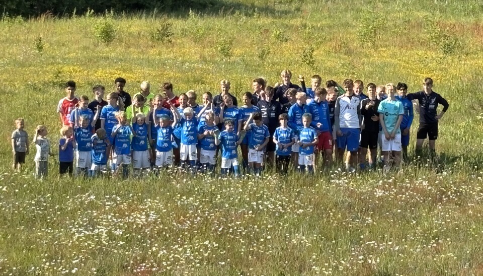 Snart får spillere i fotballklubben realisert sin drøm om fotballhall på dette jordet.