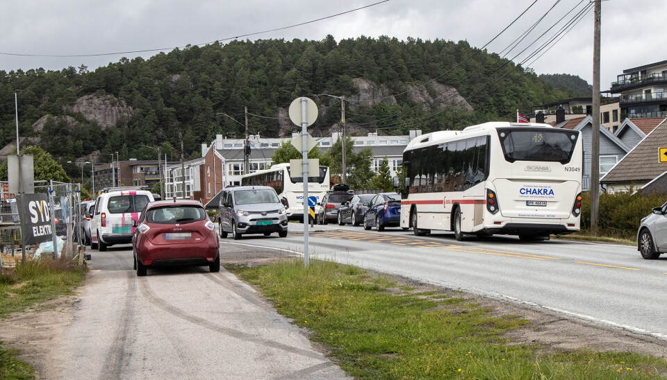 Bilister snur eller bruker gang- og sykkelvei for å passere bussen som blokkerer trafikken.