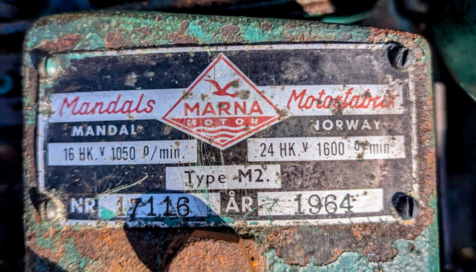 Det står en eldre Marna M2 dieselmotor i båten