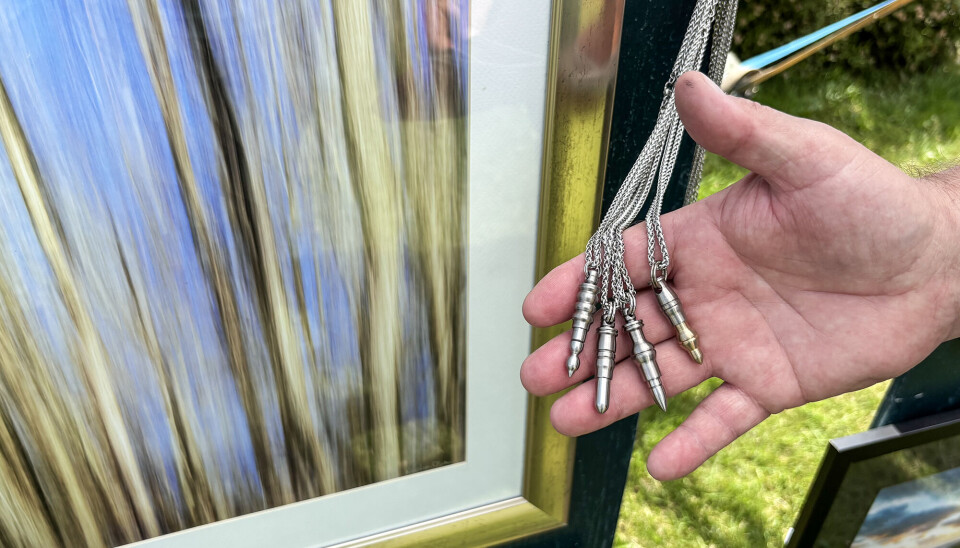 Reidar Olsen har i tillegg til foto, en hobby der han dreier patroner av titanmetall