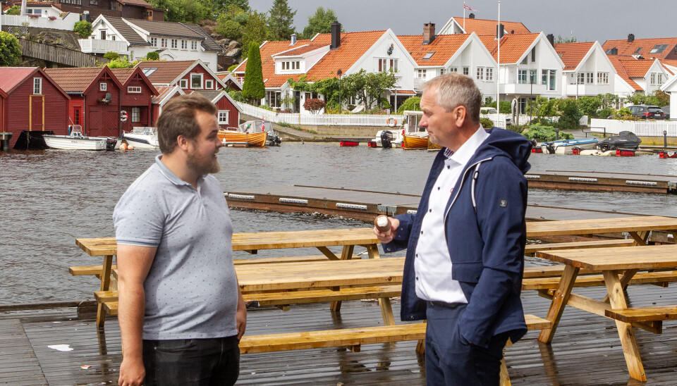 Alf Erik Andersen (FrP) er FrPs førstekandidat ved Stortingsvalget i høst. Her sammen med Anton Petrov fra Ukraina som får opplæring i norsk språk ved å følge Andersen som ordfører i Lindesnes kommune.