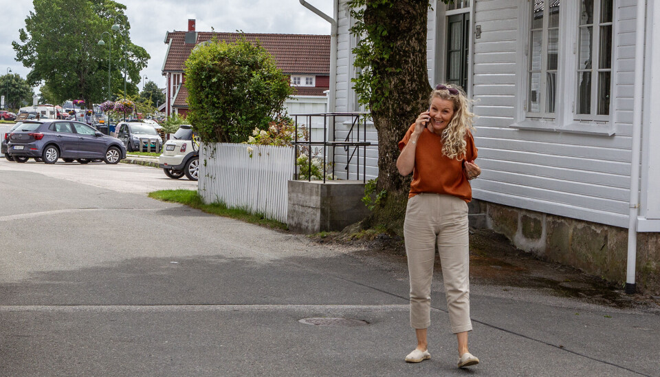 Midt under fotograferingen fikk Gro Anita Mykjåland en telefon fra tidligere justisminister Emilie Enger Mehl. Hun ønsket informasjon til en kraftdebatt hun skulle delta i senere samme kveld.