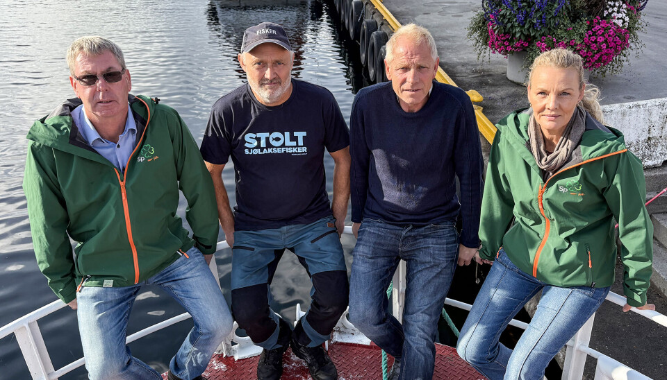 Fiskerlaget Sør ved nestleder Lennart Danielsen (nr.to fra høyre) er bekymret for fiskerinæringen i Sør dersom Skagerrak vernes for fiske. Han får støtte fra stortingsrepresentantene Gro Anita Mykjåland (t.h) og Eivind Drivenes (t.v) fra Senterpartiet. Her sammen med skipper på fiskebåten «Randøyjenta» Thor Inge Knudsen