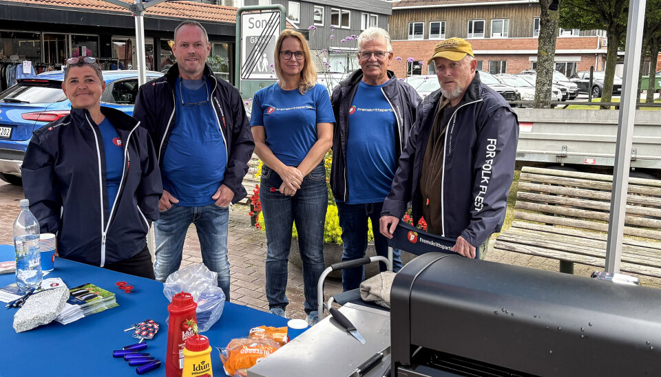 Magne Charles Nilsen har full kontroll på grillpølsene, her sammen med Egel Terkelsen, Anna Nawrotzka, Bernt Ludvig Daland og Gry Vibeke Aga Stubstad