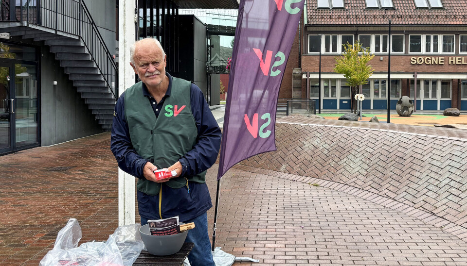 Per Gunnar Salomonsen stilte alene på stand for SV. – Vi kan ikke miste all politikk i Søgne før valget, fortalte han.