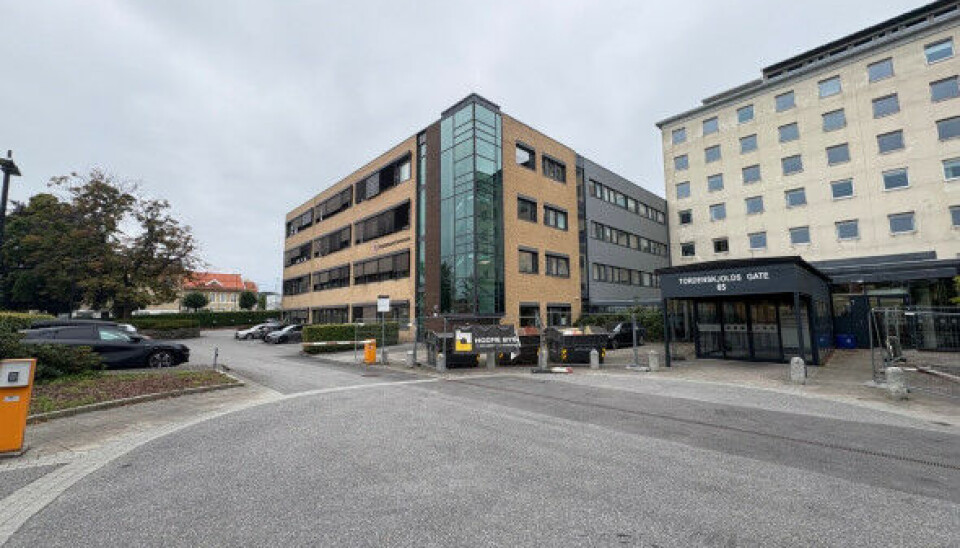 Inngangen fra hovedinngangen til høyre på bildet.