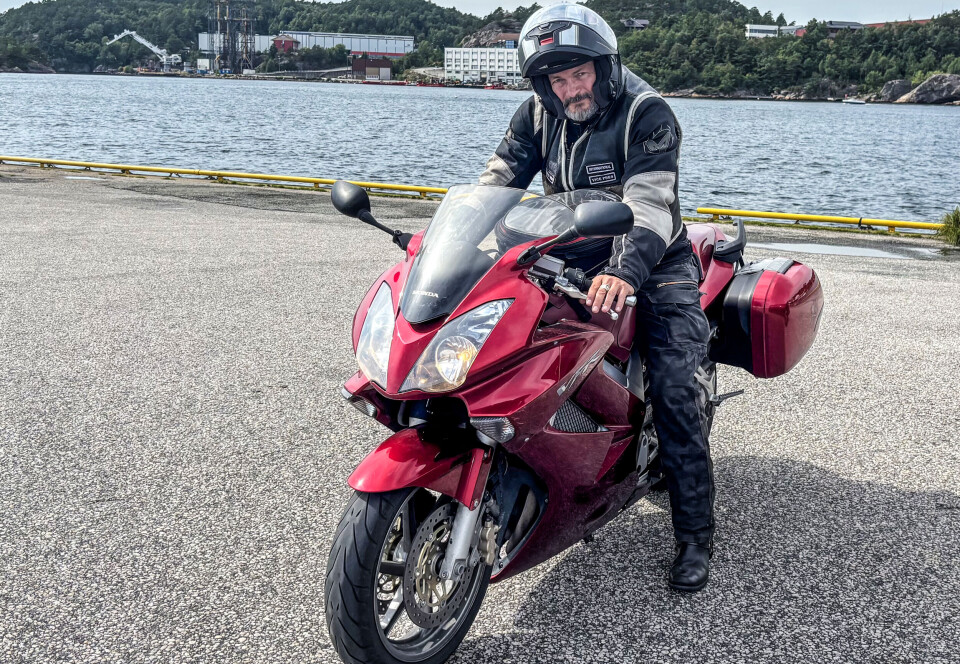 Selle ankom intervjuet med N247 på MC, og kjører rundt i Norge fra sitt hjemsted i Bærum gjennom valgkampen.