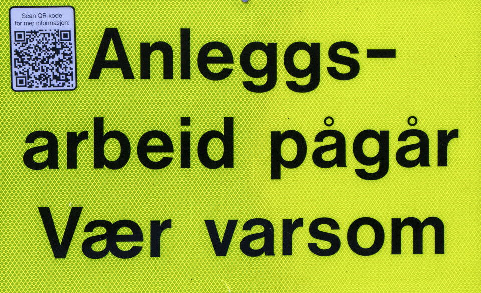 QR-koden på skiltene kan skannes for ytterligere informasjon om arbeidet.