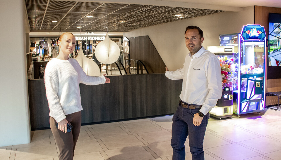 Silje Hilton og konstituert senterleder ved Tangvall Arena, Preben Thomassen viser hvor lekerommet skal etableres.